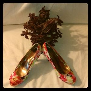 Satin floral print pumps